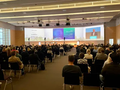Dr. David Gunn delivers the CAIRS Ridley Lecture on corneal ectasia at German Ophthalmic Society meeting. A large audience attends.