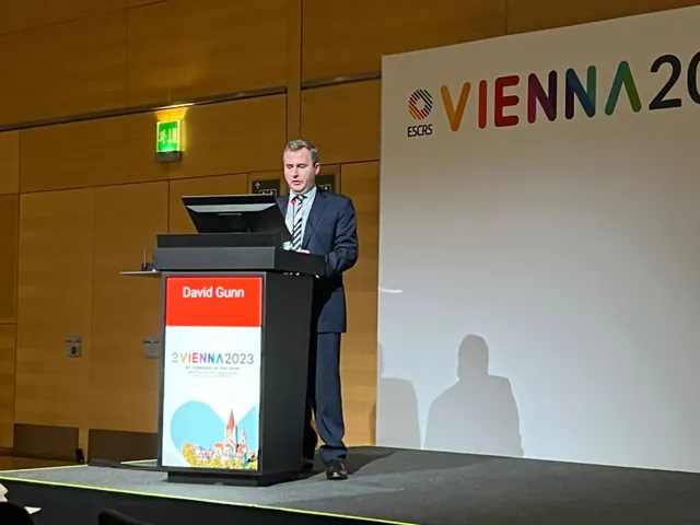 Dr David Gunn at the lectern during the CAIRS instructional course at ESCRS Vienna 2023.