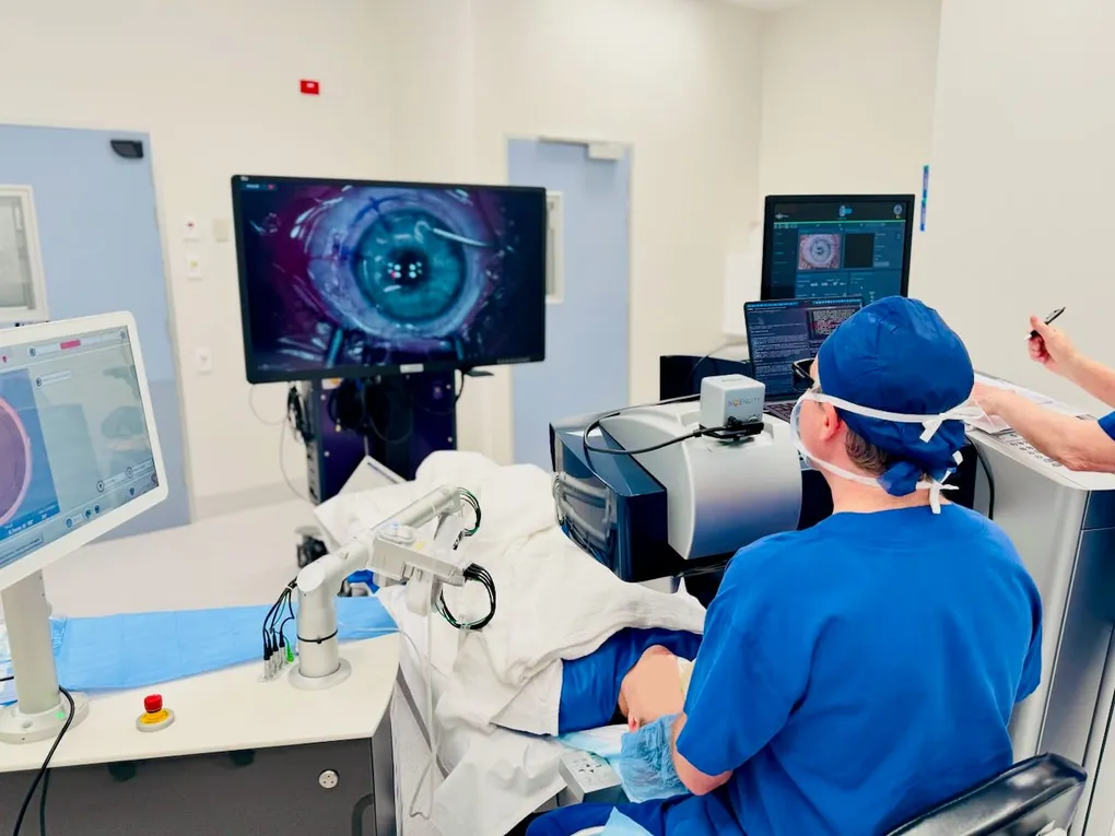 Dr David Gunn performing heads-up 3D LASIK at the WaveLight EX500, viewing the eye on the Alcon NGENUITY 3D display in a Brisbane operating theatre.